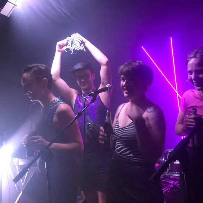 szene-Radar - Angelikas, Holzrock  in Festivals